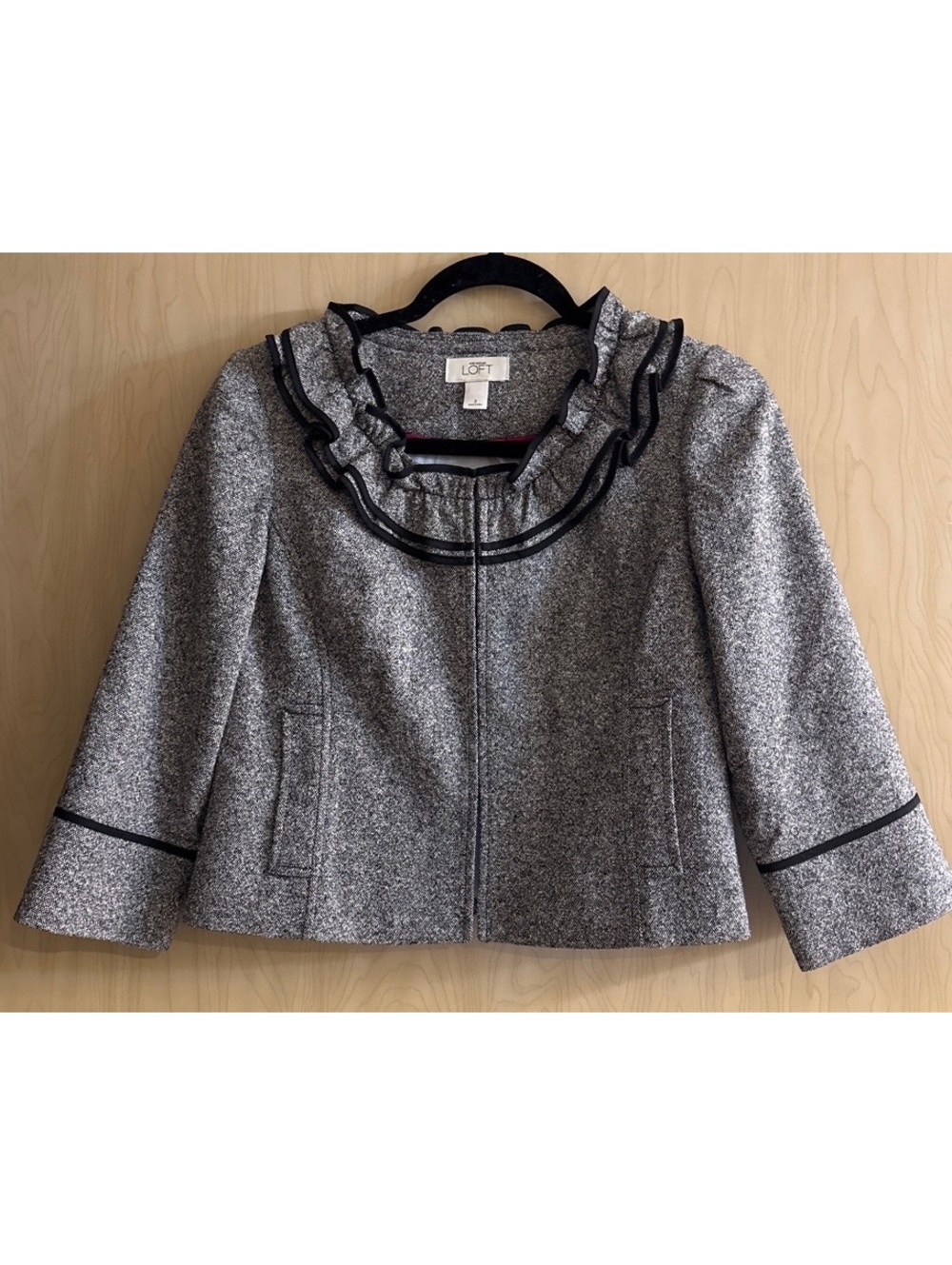 Ann Taylor LOFT gray tweed black ruffle trim cropped jacket size 2